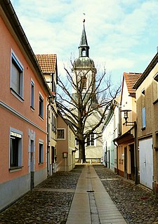 Kirchgasse mit der St.-Barbara-Kirche im Hintergrund Kirchgasse mit der St.-Barbara-Kirche im Hintergrund